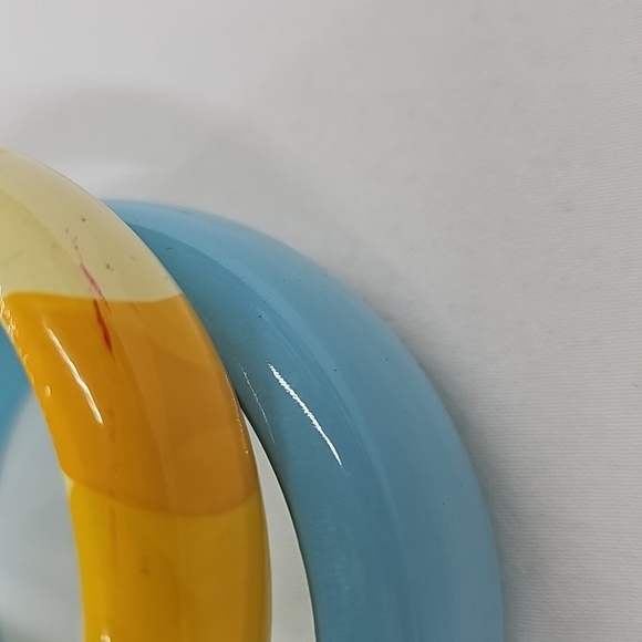 Vtg Colorful Bangle Bracelet Set Patterned Yellow And Solid Blue 2pc - Picture 3 of 4